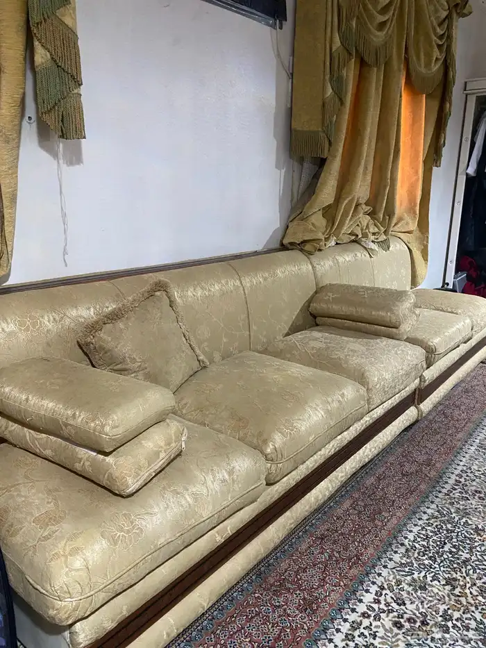 كنب حرف L مع 3 ستائر 0