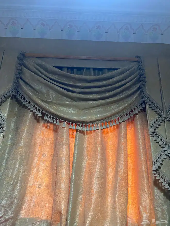 كنب حرف L مع 3 ستائر 10