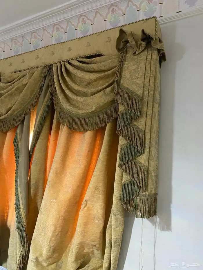 كنب حرف L مع 3 ستائر 7