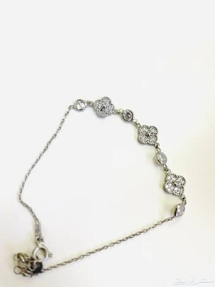 اسوارة انسيال فضة بتصميم فان كليف مرصعة ومشغولة بكريستال 0