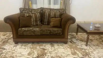 كنب للبيع ممتاز طقم كامل مع طاولات اشتريته ب 13 الف 1