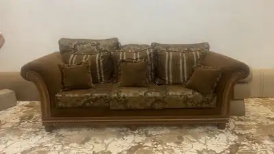 كنب للبيع ممتاز طقم كامل مع طاولات اشتريته ب 13 الف 3