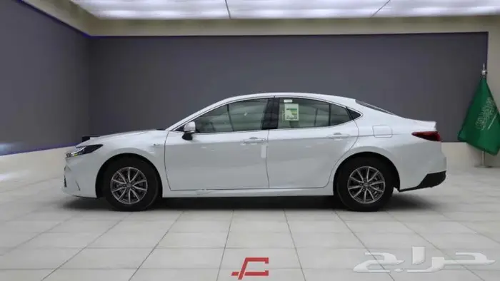 تويوتا كامري E هايبرد 2025 4