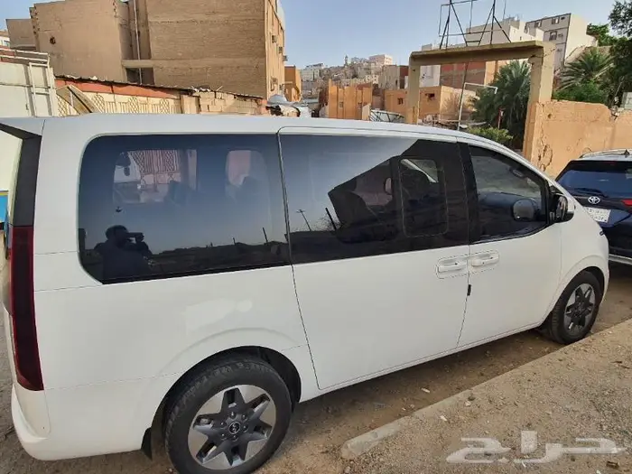 سيارة ستاريا عائلية 1