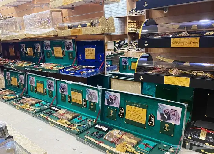 طقم هدية رجالي بشت مع عود وعطر سيف تخرج جنبية 8