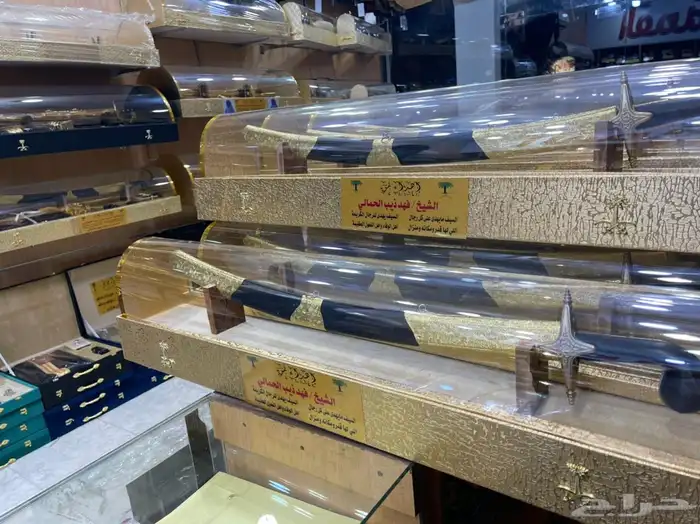 طقم هدية رجالي بشت مع عود وعطر سيف تخرج جنبية 1