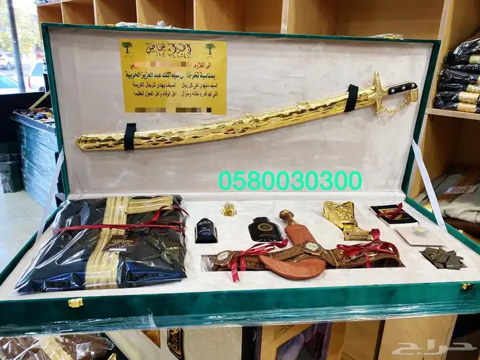 طقم هدية رجالي بشت مع عود وعطر سيف تخرج جنبية 4