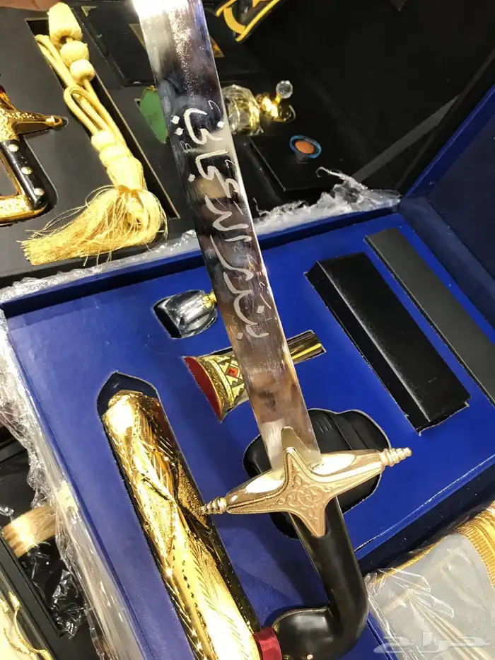 طقم هدية رجالي بشت مع عود وعطر سيف تخرج جنبية 10