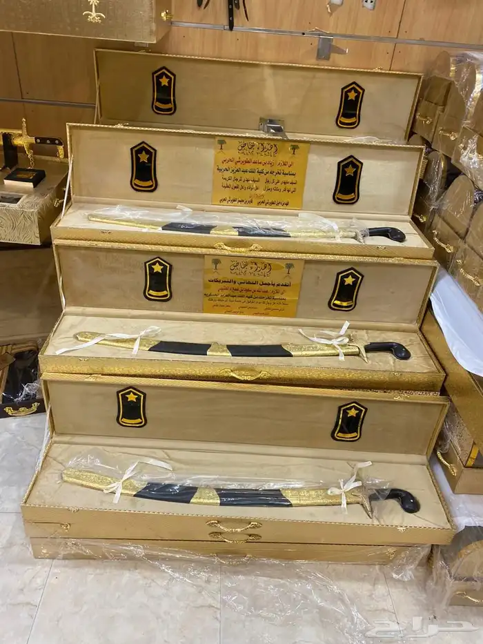 طقم هدية رجالي بشت مع عود وعطر سيف تخرج جنبية 6