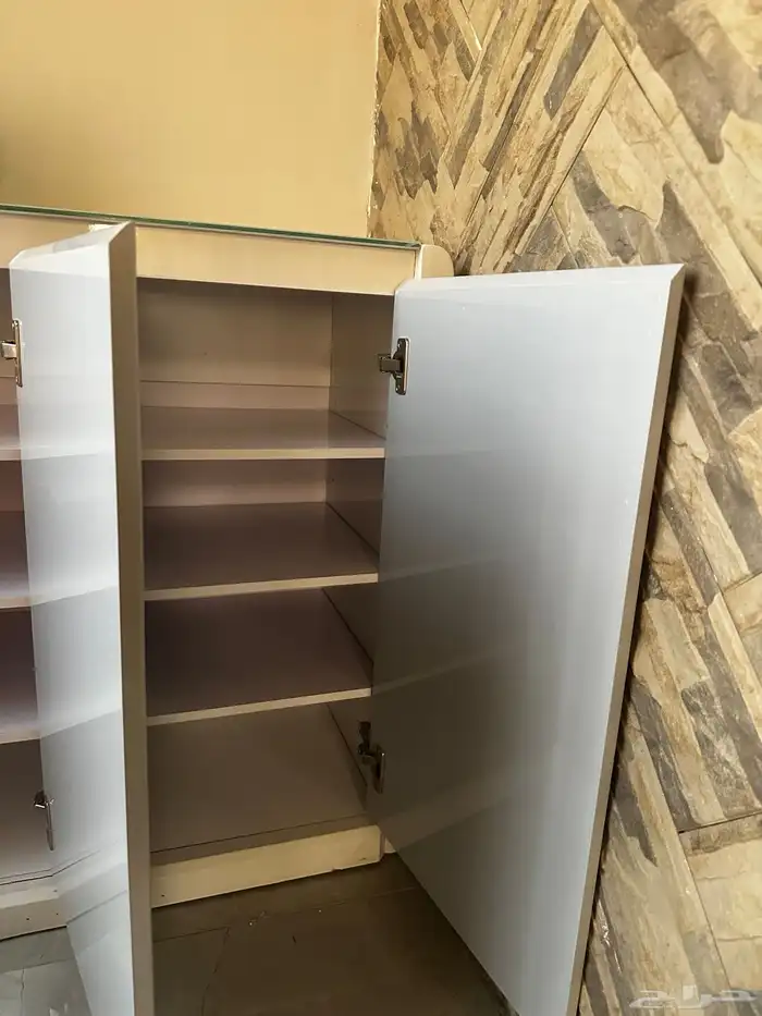 خزانه للبيع شبه جديده تصلح للجزم او ادوات البيت ب 350. 2