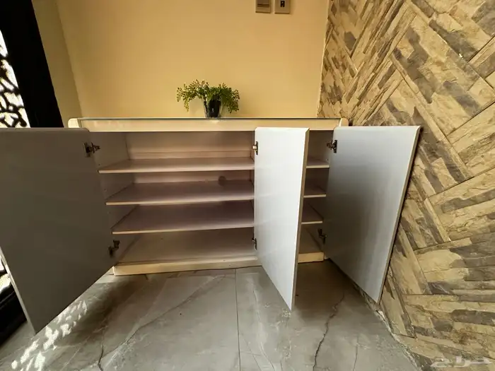 خزانه للبيع شبه جديده تصلح للجزم او ادوات البيت ب 350. 1