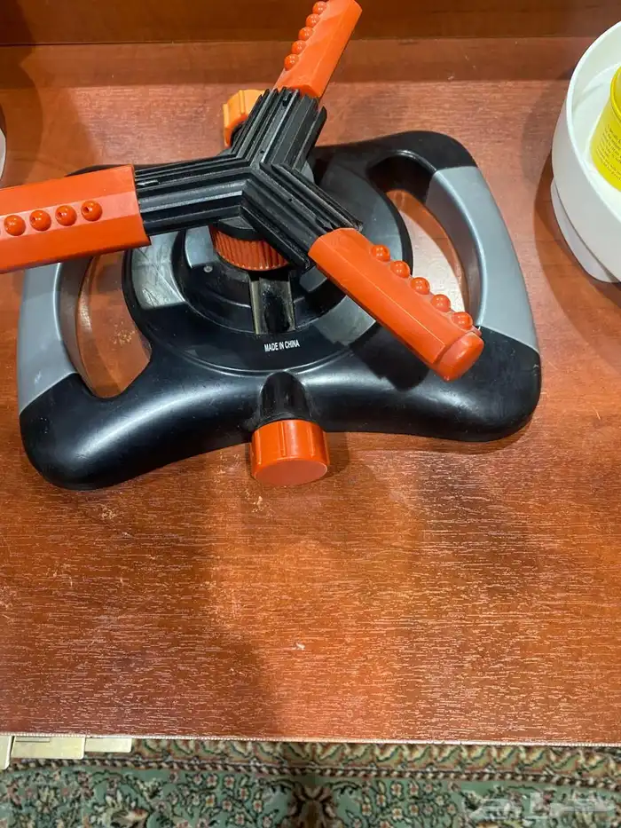 طاولة عصرية وصور ورفوف ورشاش ماء للحديقة وصناديق تخزين 4