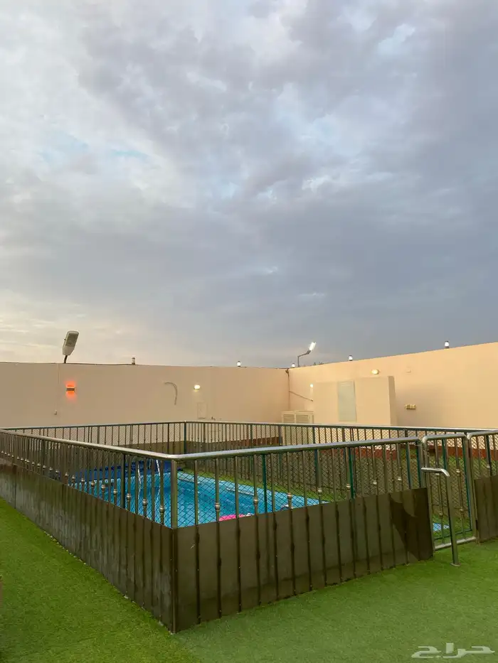 استراحه قسمين وكل قسم مسبح كبير وملعب متاح غدا 33