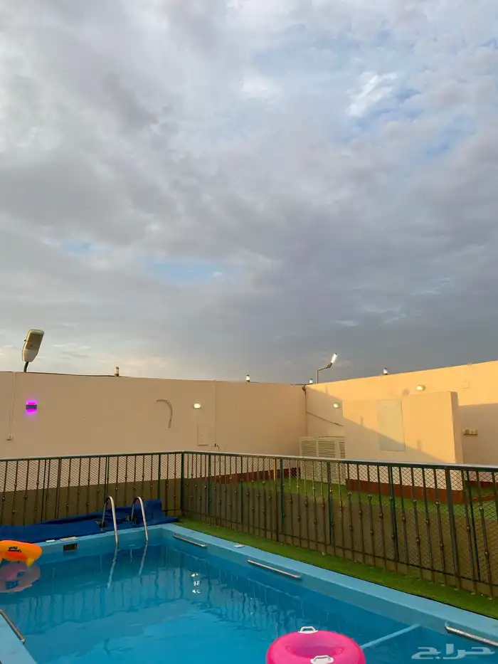 استراحه قسمين وكل قسم مسبح كبير وملعب متاح غدا 28