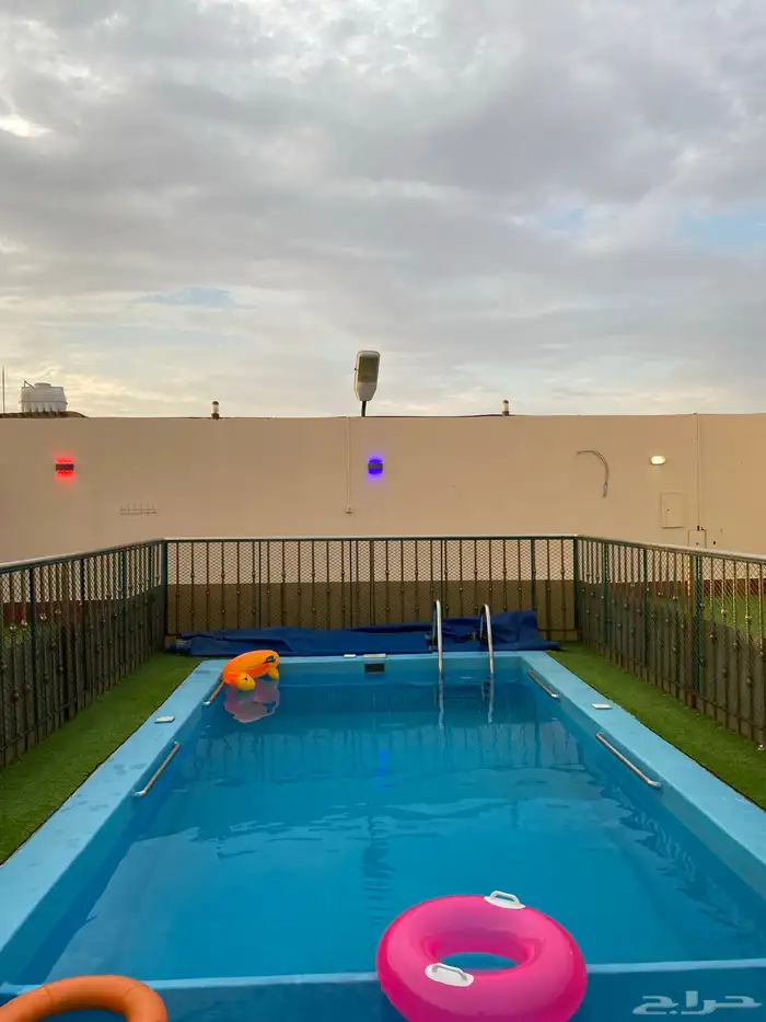 استراحه قسمين وكل قسم مسبح كبير وملعب متاح غدا 30