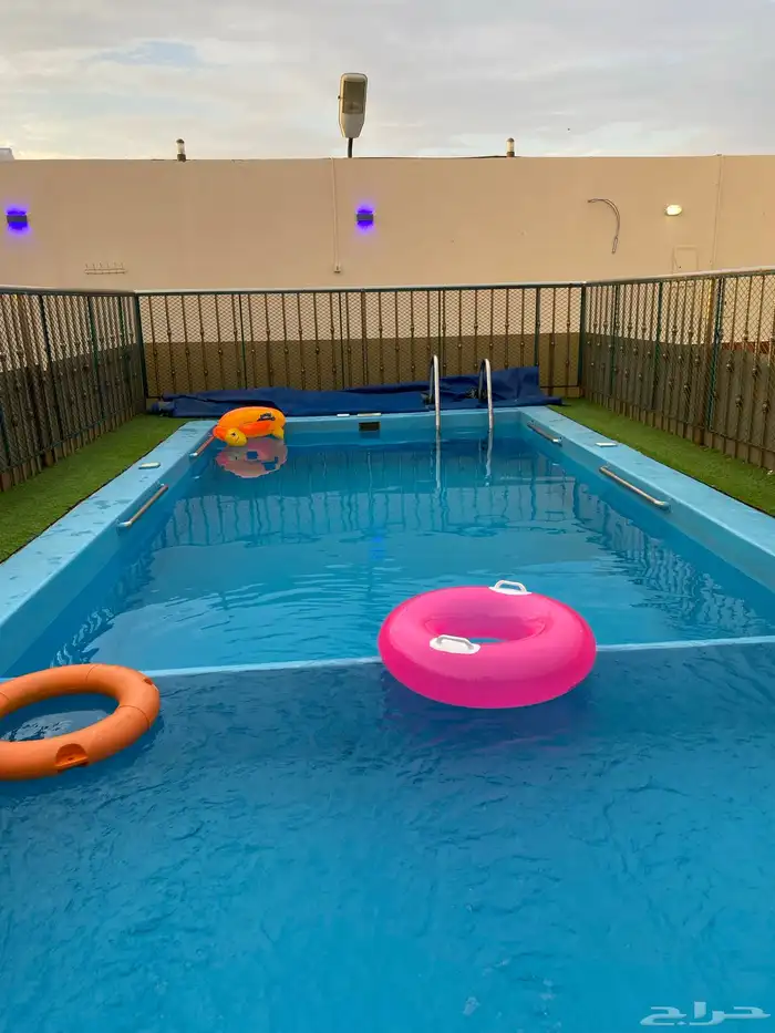 استراحه قسمين وكل قسم مسبح كبير وملعب متاح غدا 29