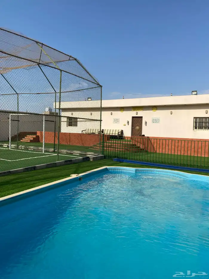 استراحه قسمين وكل قسم مسبح كبير وملعب متاح غدا 7