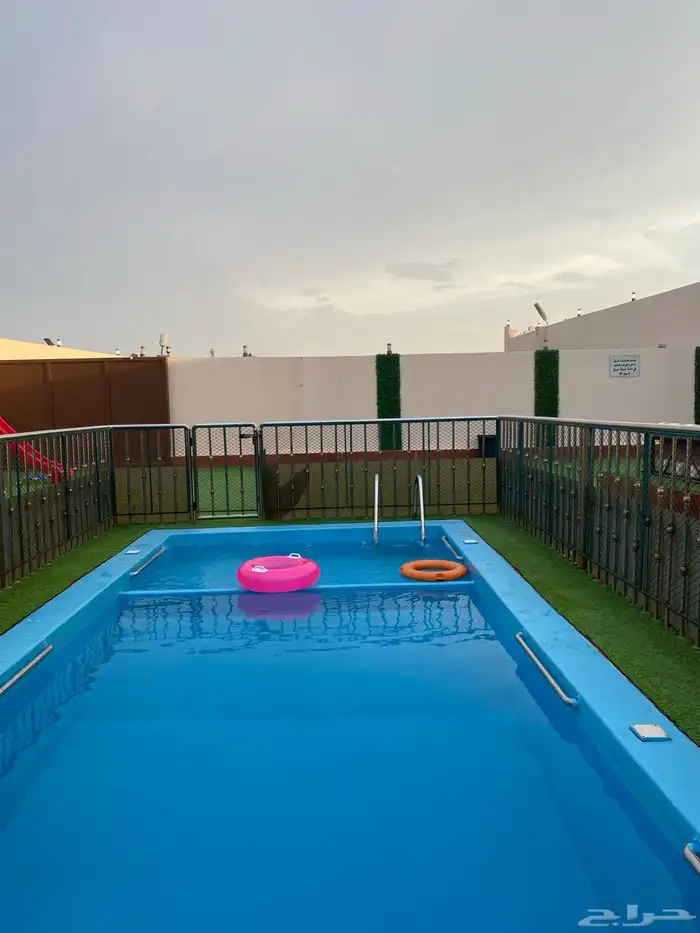استراحه قسمين وكل قسم مسبح كبير وملعب متاح غدا 26