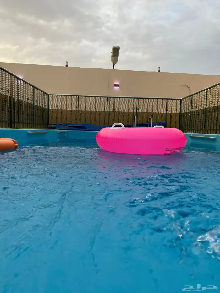 استراحه قسمين وكل قسم مسبح كبير وملعب متاح غدا 32