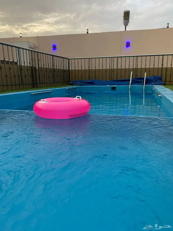 استراحه قسمين وكل قسم مسبح كبير وملعب متاح غدا 31