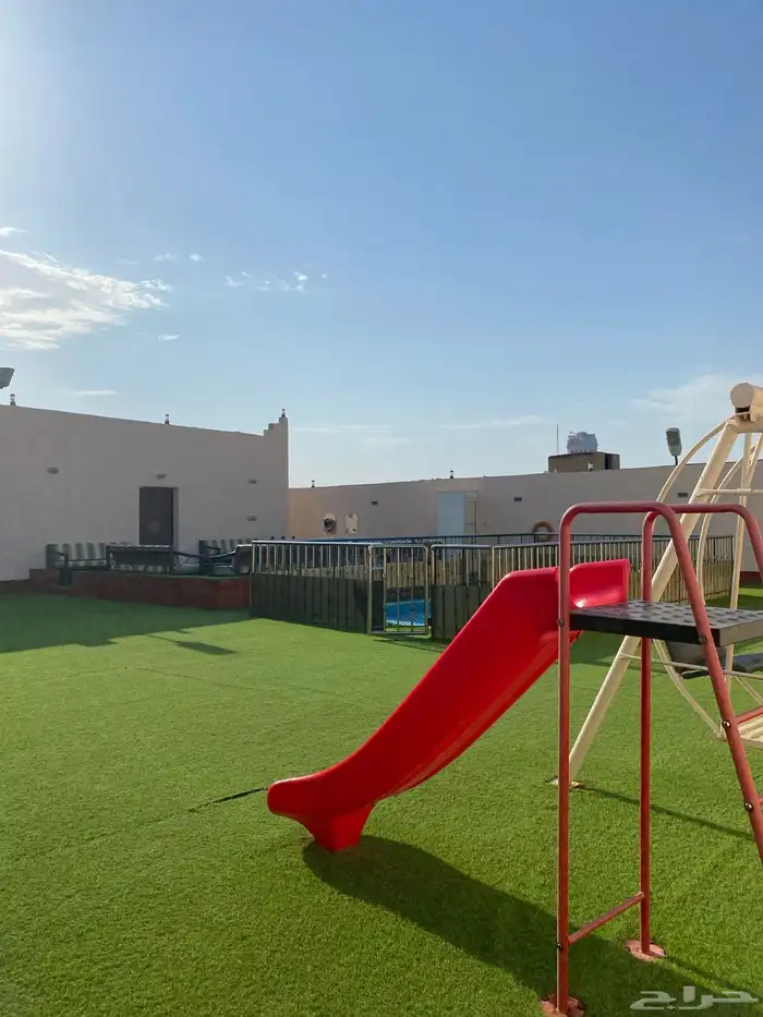 استراحه قسمين وكل قسم مسبح كبير وملعب متاح غدا 18