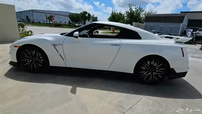 2024 Nissan GT-R Premium 1