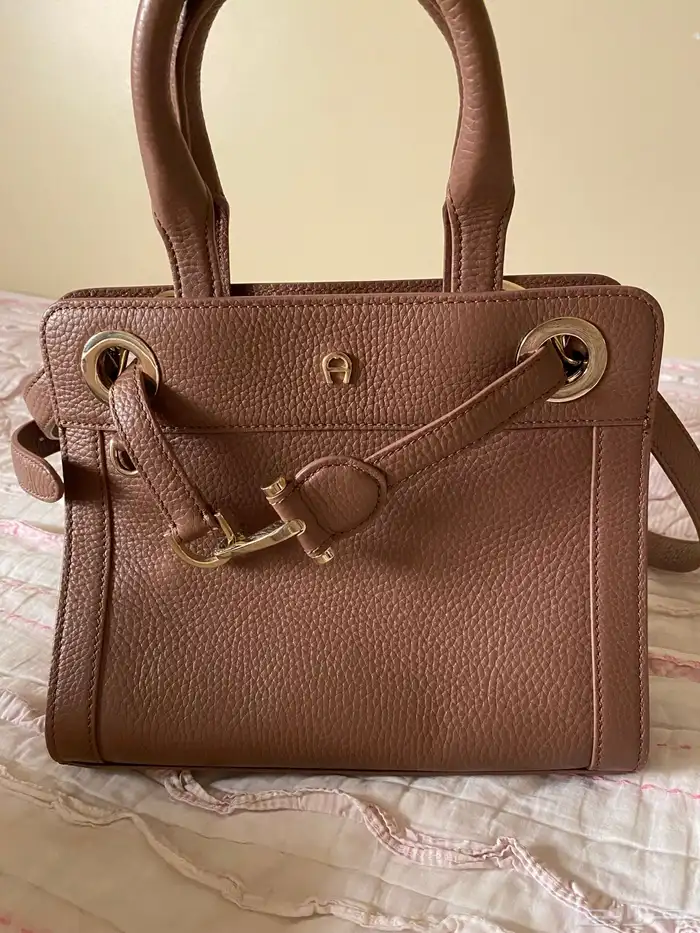شنطة Aigner اصليه وجديدة لون بني 0