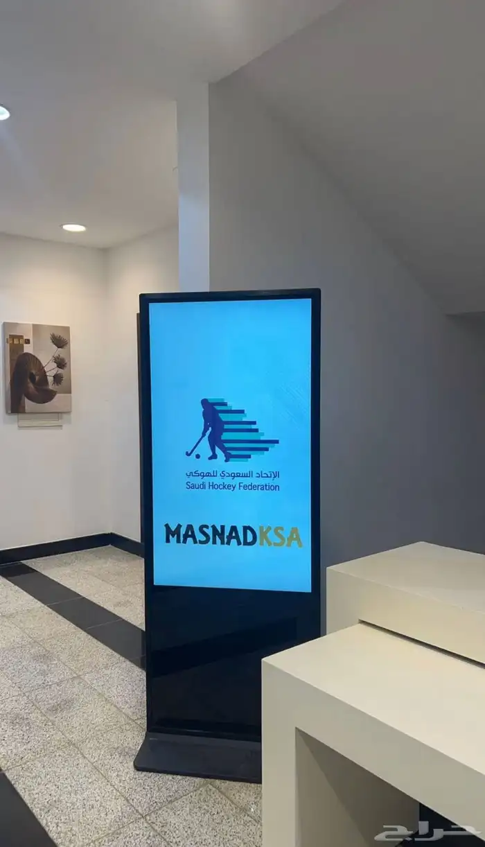 شاشات طوليه لمس وا شاشات عرض للمعارض وا المؤتمرات 1