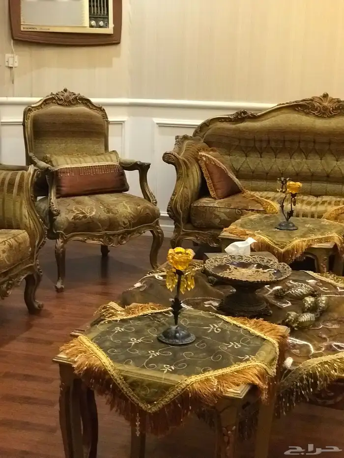كنب كلاسيكي بني كبير للبيع 4