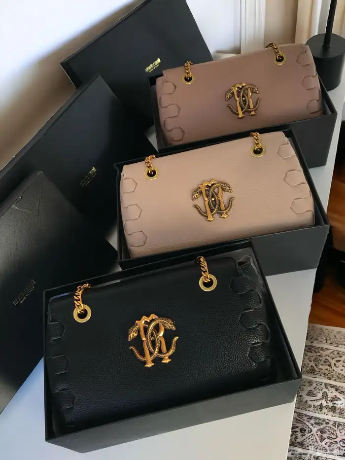 عروض اليوم الوطني بدت بعض الشنط ب155 والشوزات ب 194بس 85