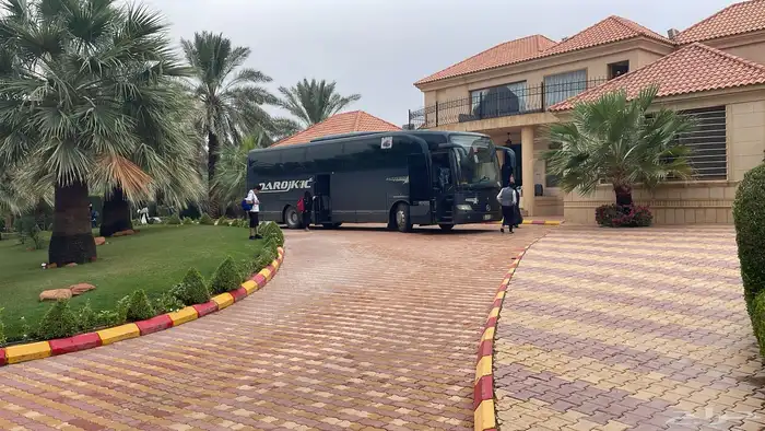 باص لإيجار 16