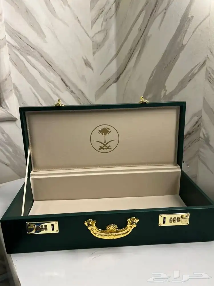 شنطة جلد زيتي بقفل أرقام  شعار سيفين ونخلة حجم كيلو 5