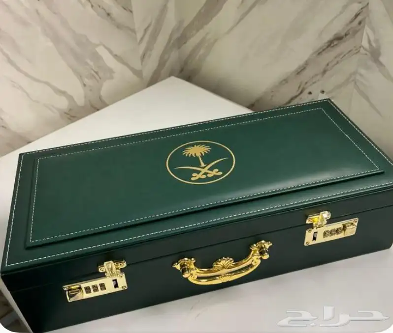 شنطة جلد زيتي بقفل أرقام  شعار سيفين ونخلة حجم كيلو 3
