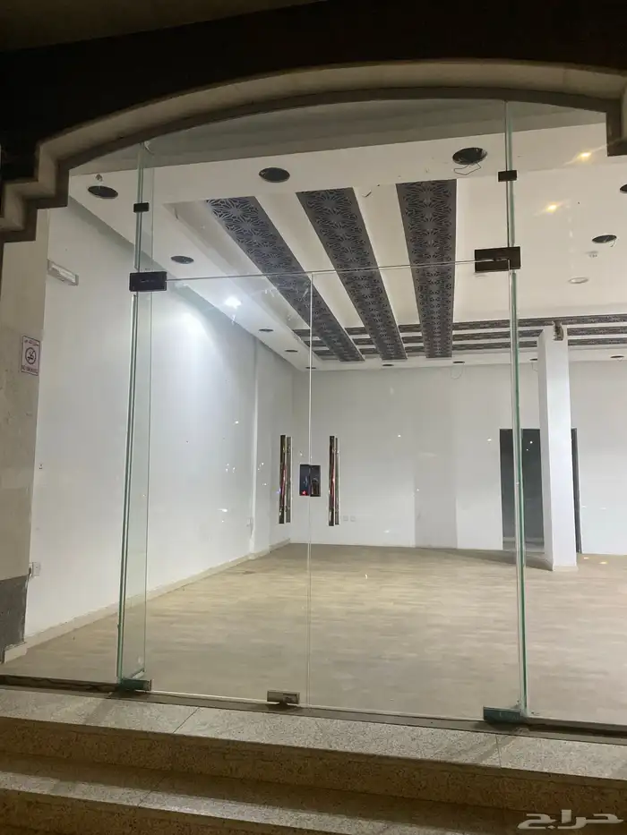 مكاتب إدارية راقية في موقع استراتيجي للإيجار 16