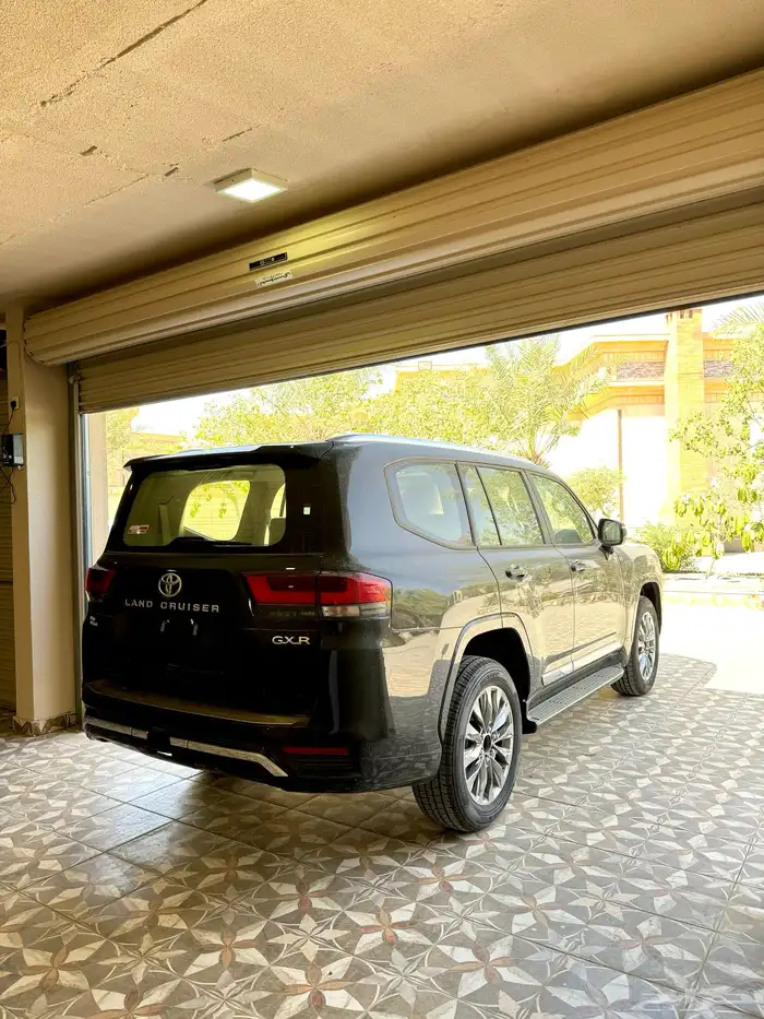 لاندكروزر GXR سعودي اصفار L3 - موديل 2024 لون اسود 5