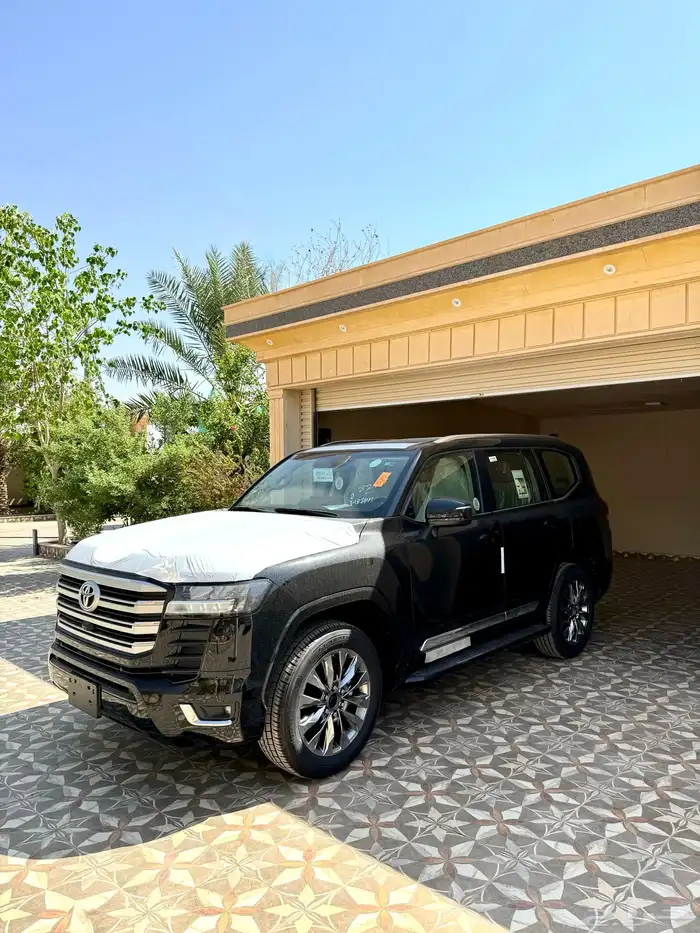 لاندكروزر GXR سعودي اصفار L3 - موديل 2024 لون اسود 2