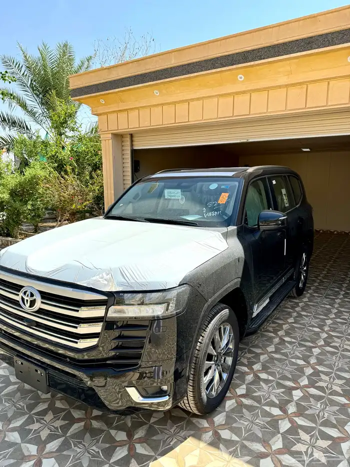 لاندكروزر GXR سعودي اصفار L3 - موديل 2024 لون اسود 4