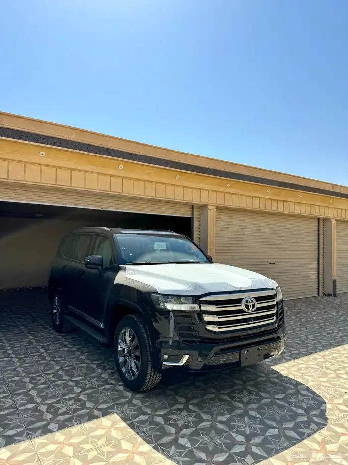 لاندكروزر GXR سعودي اصفار L3 - موديل 2024 لون اسود 3