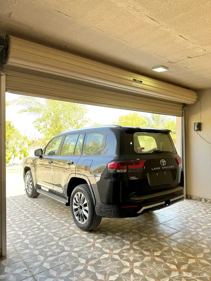 لاندكروزر GXR سعودي اصفار L3 - موديل 2024 لون اسود 6