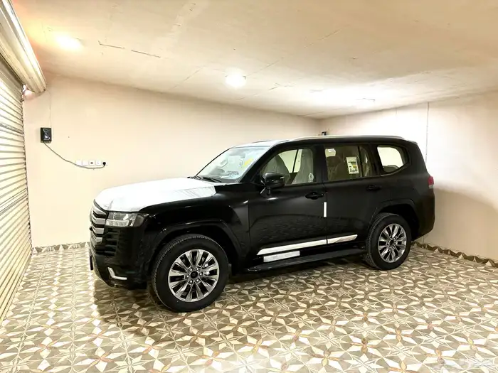 لاندكروزر GXR سعودي اصفار L3 - موديل 2024 لون اسود 16