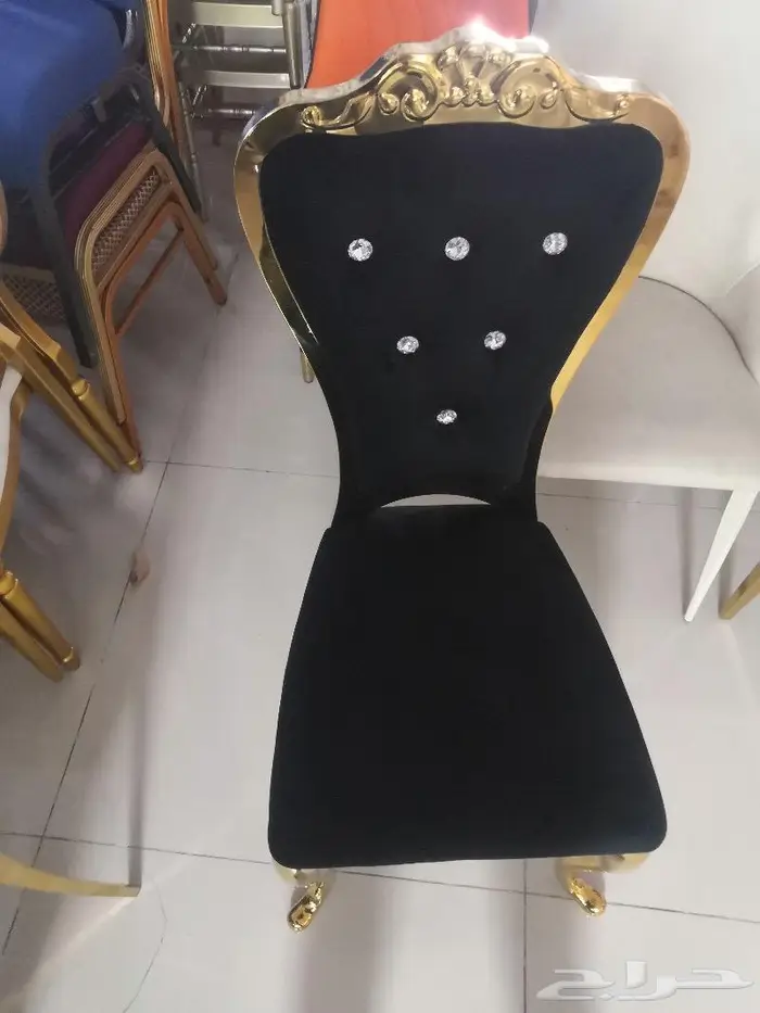 طاولات ستيل فضية وذهبية ت ضفي لمسة من البهاء على كل مناسبة 5