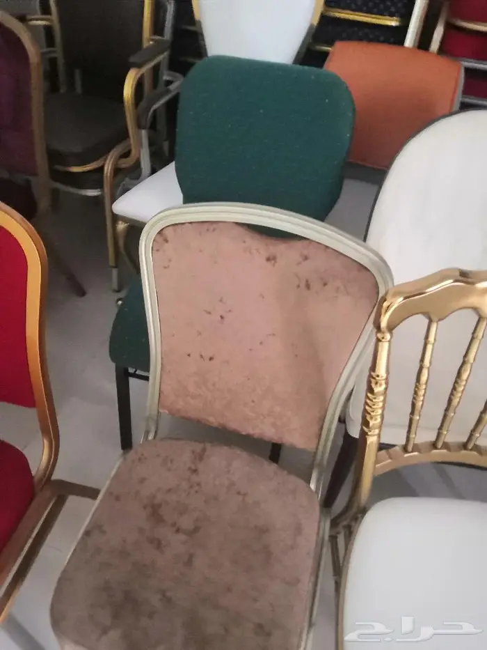 طاولات ستيل فضية وذهبية ت ضفي لمسة من البهاء على كل مناسبة 7