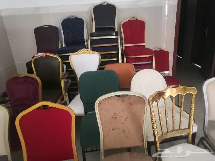 طاولات ستيل فضية وذهبية ت ضفي لمسة من البهاء على كل مناسبة 8