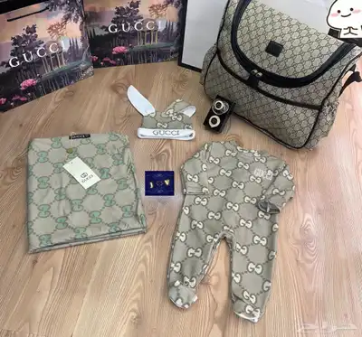 ملابس حديثي الولادة وشنط واطقم نسائية 0