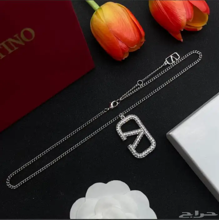 أساور وسلاسل ونظارات ماركات وساعات وأقلام كارتير 76