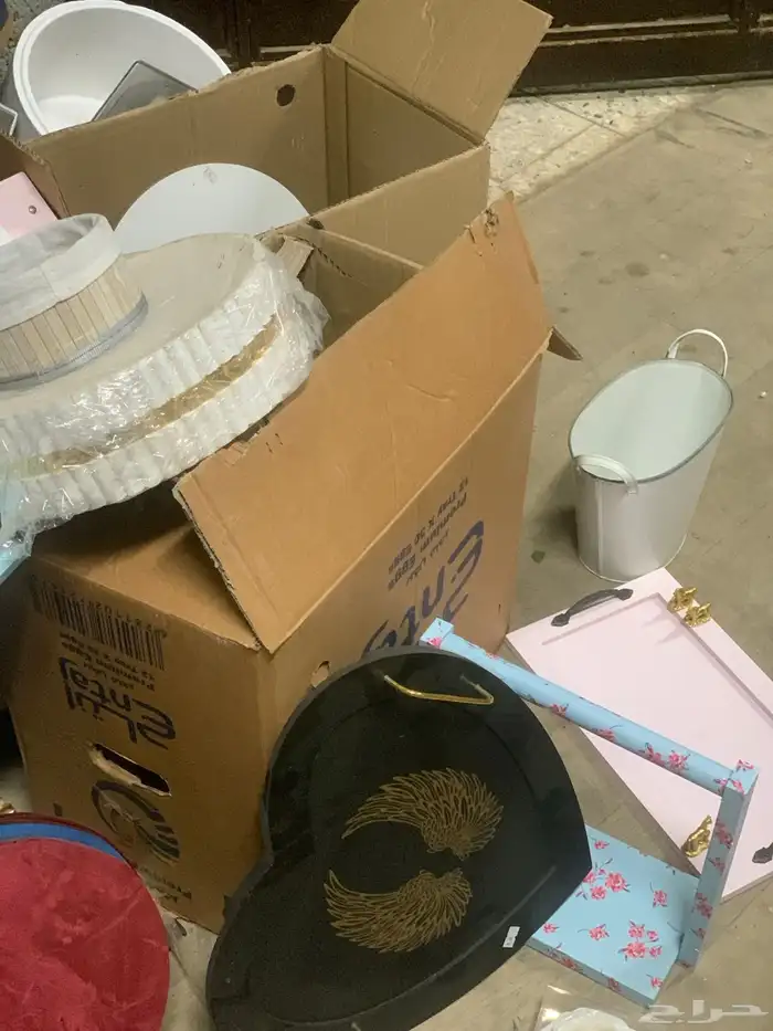 للبيع اغراض محل ورد وهدايا 3