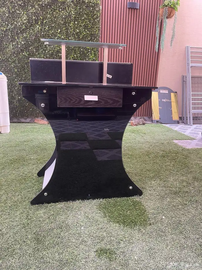 طالولة كمبيوتر شخصي قزاز اسود نطيفه 0