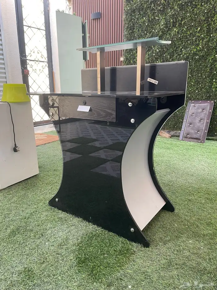 طالولة كمبيوتر شخصي قزاز اسود نطيفه 2