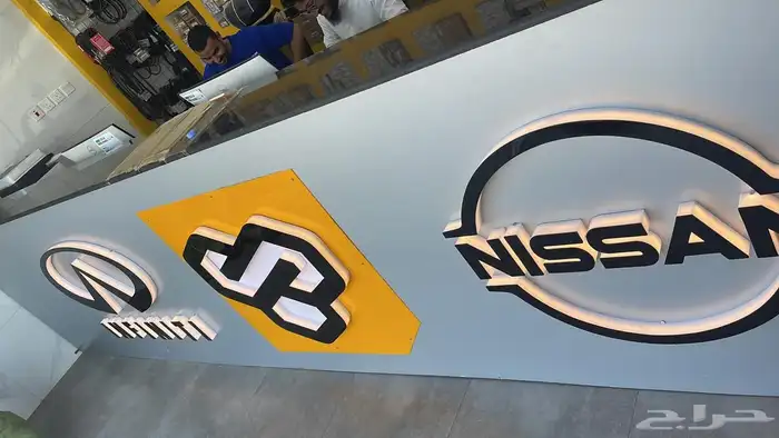 تركيب لوحات تجارية وكلادينج استيكرات بنرات 1