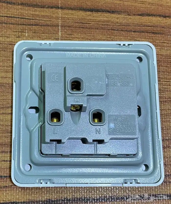 فيش ثلاثي USB مخرجين وفيش بدون USB 6